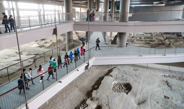 Depremzede çocuklar eğlenerek tarihi mozaiği inceledi
