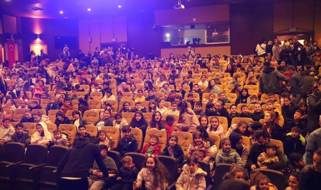 Depremzede çocukların yüzü çocuk oyunu etkinliğiyle güldü