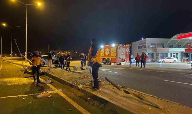 Direksiyon hakimiyetini kaybeden sürücü direklere çarparak durdu