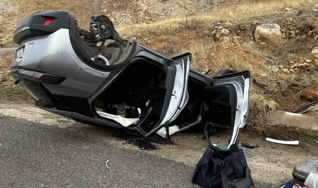 Diyarbakır&#039;da otomobil ters döndü, sürücü yara almadan kurtuldu