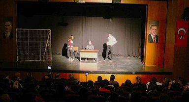 Doktorlar, öğretmenler sahne aldı, çocukları madde bağımlılığına karşı uyardı