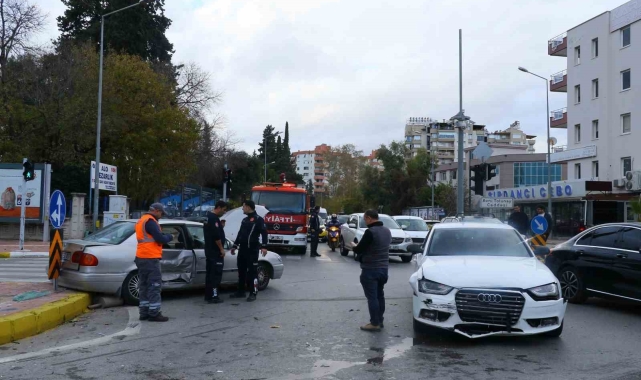 'Dönülmez' tabelasını dikkate almadı, kaza yaptı: 1 yaralı
