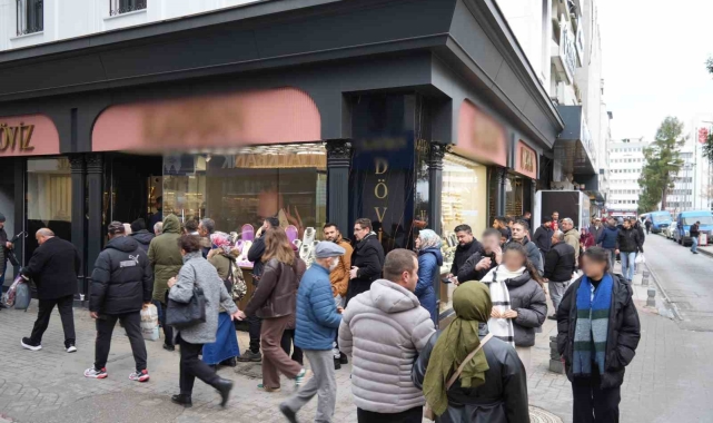 Döviz bürosu şehirde tek kalınca önünde kuyruk oluştu