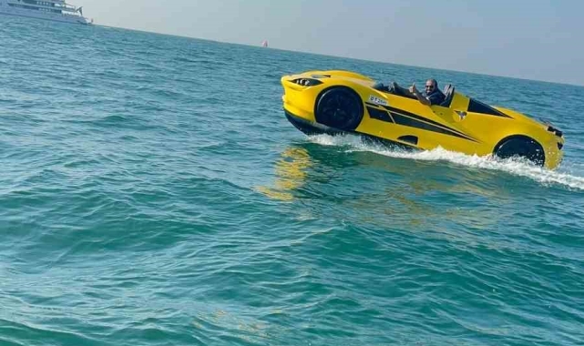 Dubai'de Ferrari görünümlü jet ski dikkat çekti
