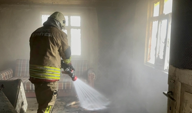 Düzce'de iki katlı ev yanarak kullanılamaz hale geldi