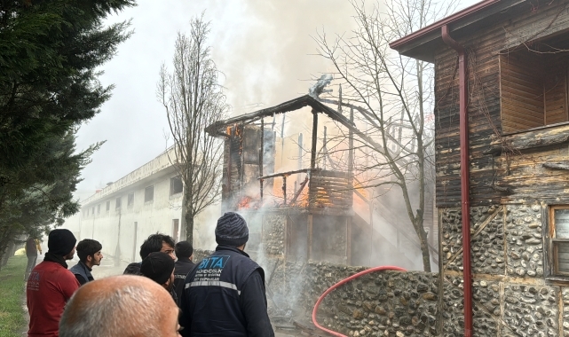 Düzce&#039;de yangın çıkan ahşap ev kullanılamaz hale geldi