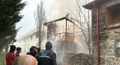 Düzce'de yangın çıkan ahşap ev kullanılamaz hale geldi