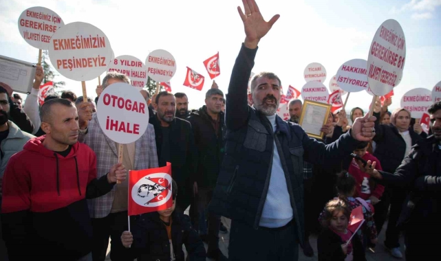 Edirne'de çalışma ruhsatı iptal edilen turizm firması belediye önünde eylem yaptı
