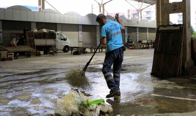 Efeler&#039;de temizlik çalışmaları sürüyor