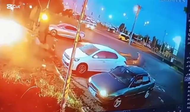 El freni çekilmeyen araç caddeye kaydı, faciayı kırmızı ışık önledi