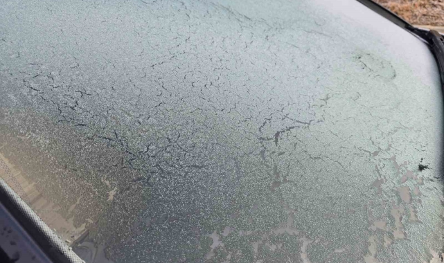 Elazığ'da dondurucu soğukta araç camları buz tuttu