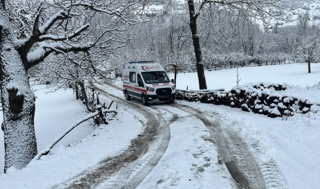 Elazığ&#039;da kar nedeni ile köyde mahsur kalan hasta, yol açılarak hastaneye yetiştirildi