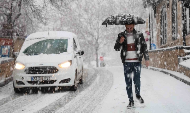 Elazığ&#039;da kar yağışı başladı, kent beyaza büründü