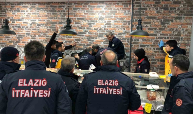 Elini kıyma makinesine kaptıran market çalışanını itfaiye ekipleri kurtardı
