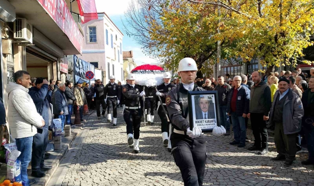 Emekli Komiser Hikmet Karanfil gözyaşları ile toprağa verildi