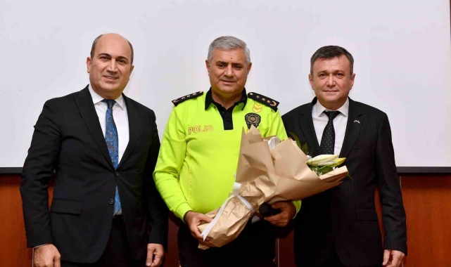 Emekli olan Emniyet Müdür Yardımcısı Garanlı'ya jest