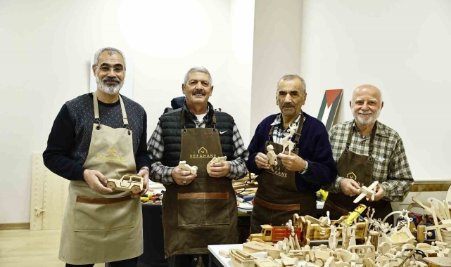 Emekliliğin tadını oyuncak yaparak çıkarıyorlar
