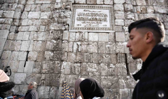 Emevi Camii'nin duvarındaki Hafız Esad'ın ismi çekiçle kazındı