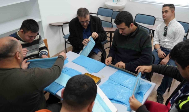 Engelli çocuklar galoş üreterek hayata tutunuyor