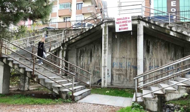 Engelli ve yaşlılar pankart astı, vatandaşlar da destek verdi