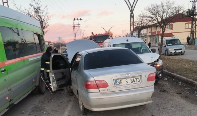 Erciş'te 3 aracın karıştığı kazada 2 kişi yaralandı