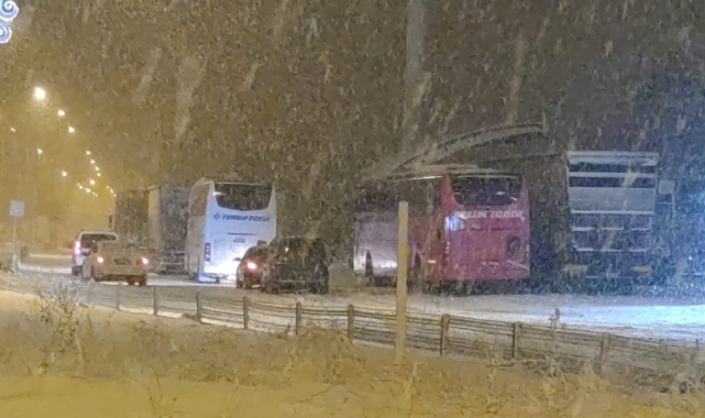 Erzurum'da ulaşıma kar engeli: Çok sayıda araç yolda kaldı
