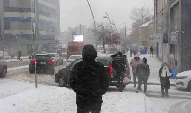 Erzurum&#039;da yoğun kar yağışı etkili oluyor