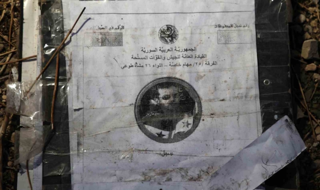 Esad rejimine ait binlerce sayfa askeri evrak yol kenarında bulundu