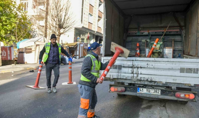 Esenyurt Belediyesi ekipleri trafiği aksatan dubaları topladı