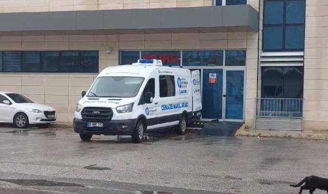 Eski kız arkadaşının babası tarafından bıçaklanan genç, hayata tutunamadı