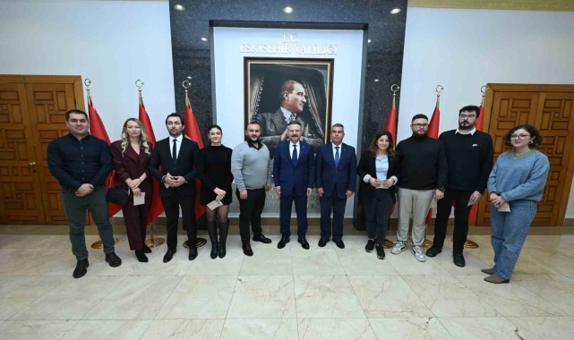 Eskişehir'de basın mensupları Vali Aksoy'dan kartlarını teslim aldı