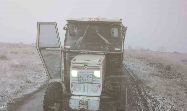Eskişehir'in kırsal mahallesinde kar yağışı başladı