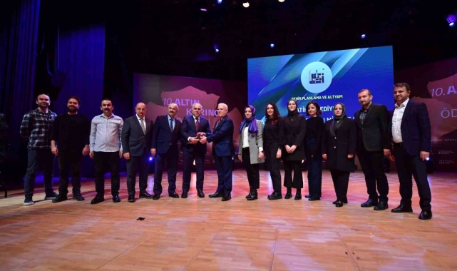 Fatih Belediyesi'nin Kara Surları Millet Bahçesi Projesi'ne 'Altın Karınca Ödülü'