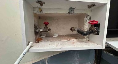 Fatih'te 4 katlı binadaki su saatlerini çalan hırsız kamerada