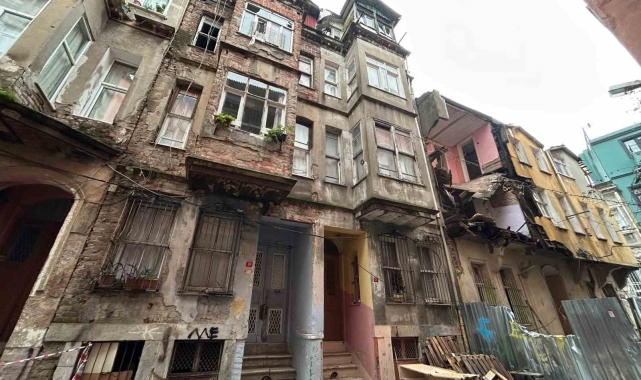 Fatih'te çöken binanın Athena Gökhan'ın kardeşi Hakan Özoğuz'a ait olduğu iddiası