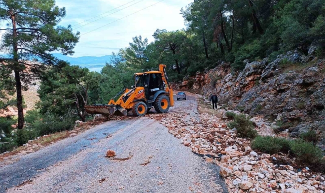 Finike'de taş ve mıcırla kaplanan yol temizlendi