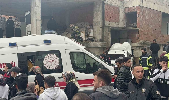 Freni boşalan otomobil binanın duvarına çarptı: 2'si ağır 4 yaralı