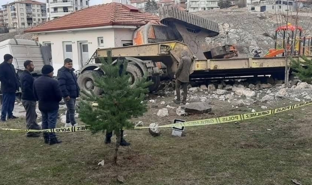 Freni patlayan tır kamu binasına çarptı: 2 yaralı