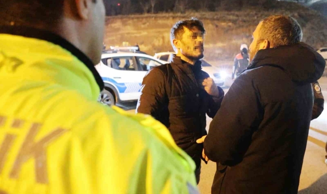 Gazetecilere küfredip polise ecel teri döktürdü
