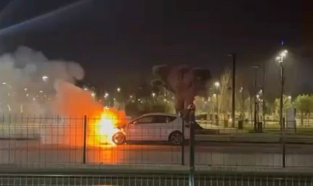 Gaziantep'te seyir halindeki araç alev alev yandı