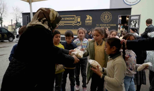 'Gezen Tır' projesi ile çocuklar sinema ile buluşuyor