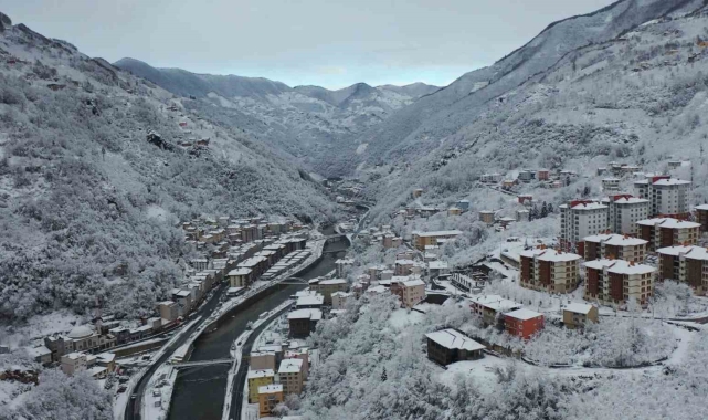 Giresun'un Dereli ilçesi kar yağışıyla kartpostallık görüntülere büründü