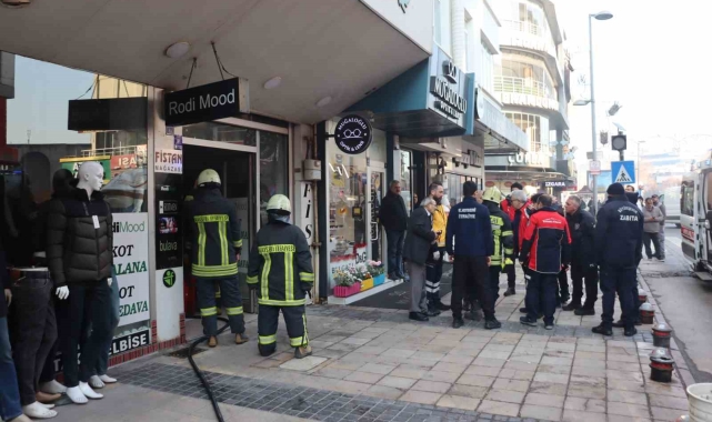 Giyim mağazasında çıkan yangın paniğe neden oldu
