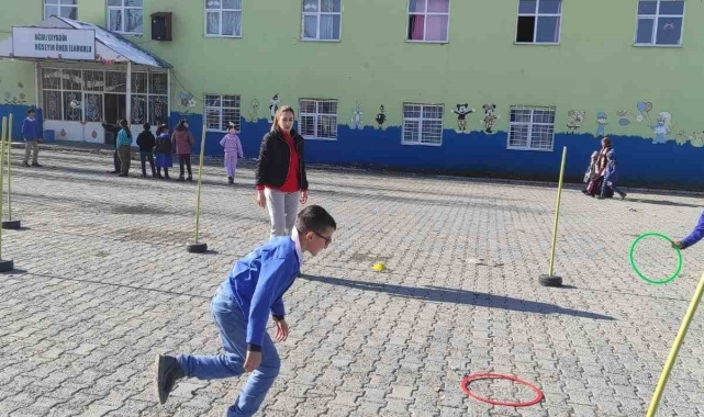 Gönüllü gençler öğrencilerle oyun oynadılar