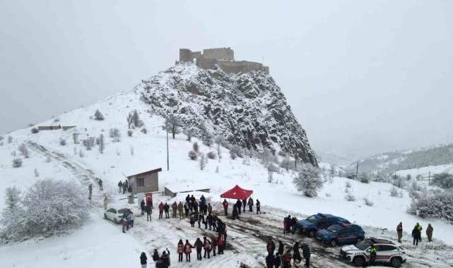 Gümüşhane'de 152 genç kar altında tarihi kaleyi keşfetti