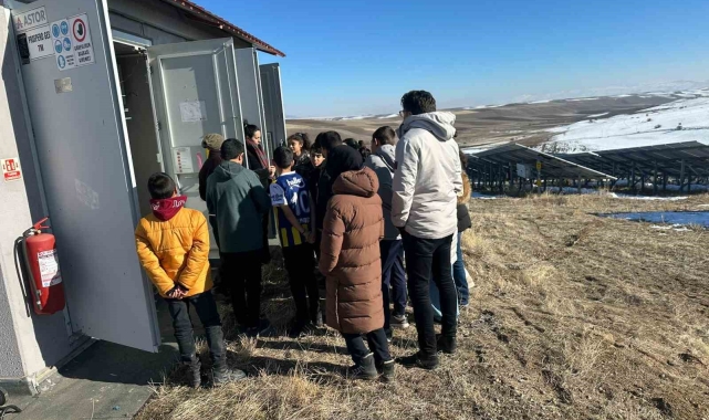 Güneş enerji santralinde fen bilimleri dersi