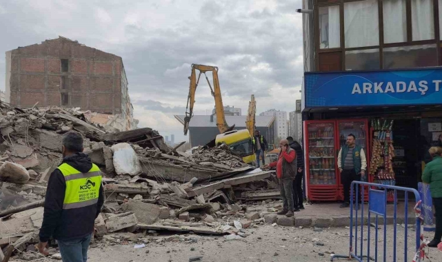Güngören'de kentsel dönüşüm kapsamında yıkımı yapılan bina çöktü