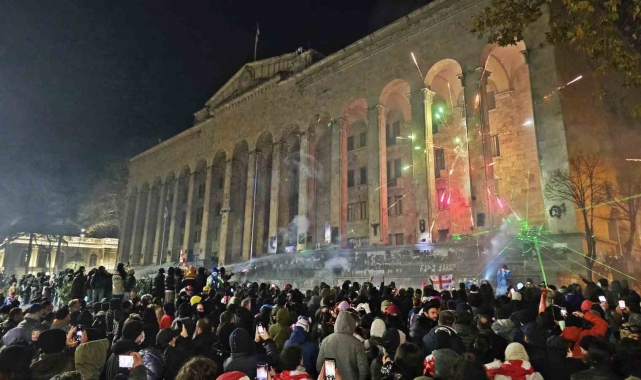 Gürcistan parlamentosu önünde tansiyon düşmüyor: 22 gözaltı