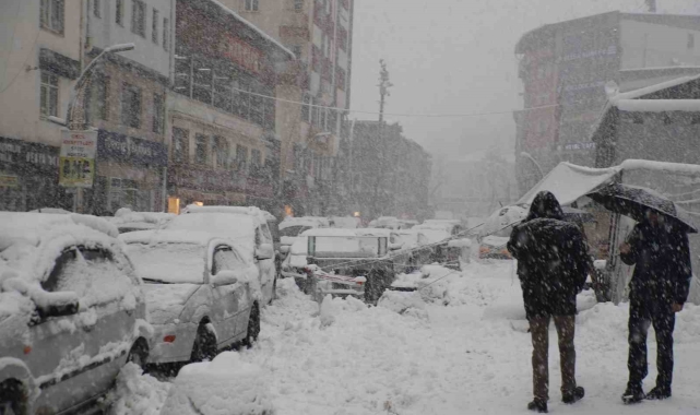Hakkari&#039;de 20 araçla karla mücadele yapıldı
