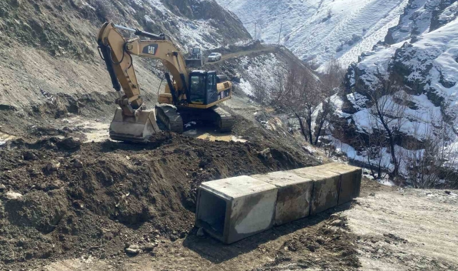 Hakkari'de köy yolları kışa hazırlanıyor